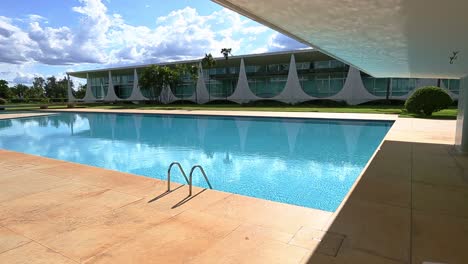 Schwimmbad-Im-Alvorada-Palast,-Das-Zum-Offiziellen-Haus-Des-Brasilianischen-Präsidenten-Gehört