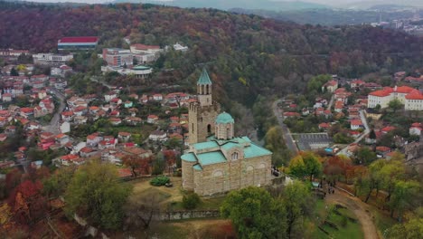 Volando-Alrededor-De-La-Iglesia-En-La-Cima-De-La-Colina-En-Veliko-Tarnovo
