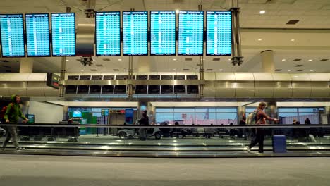 Passagiere,-Die-Im-Internationalen-Flughafen-Denver-Spazieren