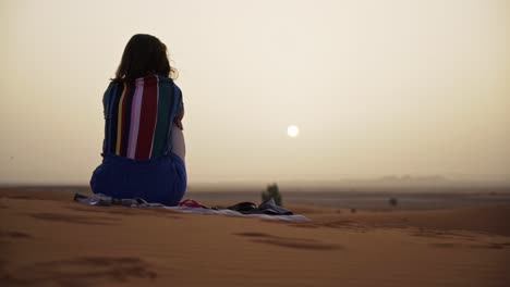 Junge-Frau-Beobachtet-Den-Sonnenuntergang-In-Der-Wüste-In-Marokko