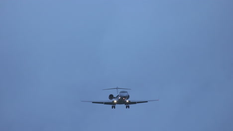 Un-Pequeño-Jet-Regional-Se-Acerca-A-La-Pista-En-Condiciones-De-Viento-Cruzado-Al-Atardecer-En-El-Aeropuerto-Internacional-De-San-Diego