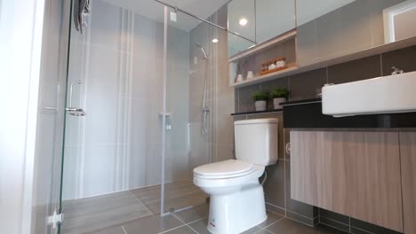 Modernes-Und-Stilvolles-Badezimmer-Mit-Weißer-Farbdekoration