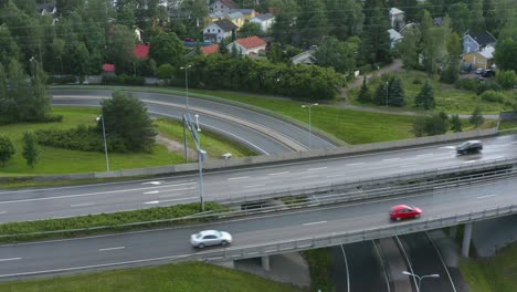 Luftschwenk-Einer-Autobahn-Entlang-Eines-Vorortgebiets-In-Finnland-In-Der-Nähe-Von-Helsinki