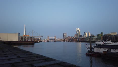 Timelapse-of-the-early-sunrise-over-the-Shard,-Tower-Bridge-and-the-Gherkin