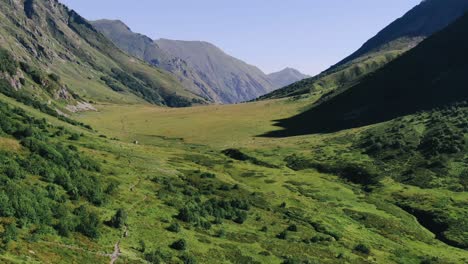 Blick-Von-Der-Hochbahn-Im-Kaukasus-Gletscher,-Grünes-Gras,-Wilde-Seen
