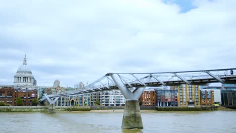 Menschen-An-Der-Themse-In-London,-Die-über-Die-Millennium-Bridge-Gehen,-Mit-Der-St.-Paul&#39;s-Cathedral-Im-Hintergrund,-Zeitraffer