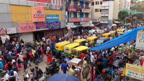 Bangalore,-Indien-–-Szenerie-Der-überfüllten-Hauptverkehrszeit-Auf-Dem-Chickpete-Markt-Mit-Verschiedenen-Gebäuden-Und-Autos-–-Ruhige-Aufnahme