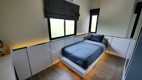 Idea-De-Decoración-De-Dormitorio-Compacto-Con-Cama-Individual-Y-Armarios-Empotrados