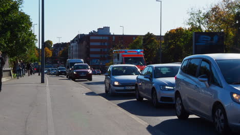 Auto-Fährt-Mit-Sirene-Und-Blaulicht-Von-Der-Straße-Ab,-Um-Den-Weg-Für-Den-Krankenwagen-Freizumachen
