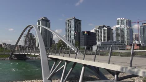 Puente-Colgante-George-King-De-Diseño-único-En-El-Río-Bow,-Calgary