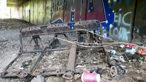 Verbrannte-Überreste-Fahrzeugsitz-Vandalismus-Kriminalität-Drogen-Schmutzig-U-Bahn-Graffiti-Tunnel-Dolly-Rechts