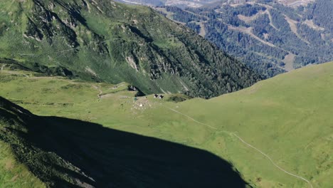 Blick-Von-Der-Hochbahn-Im-Kaukasus-Gletscher,-Grünes-Gras,-Wilde-Seen