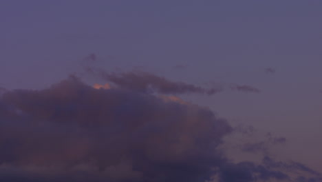 Epischer-Zeitraffer-Rosafarbener-Wolken,-Die-Bei-Sonnenuntergang-Durch-Den-Himmel-Rollen