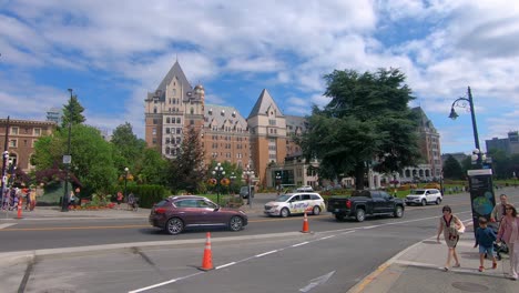 El-Tráfico-Por-Carretera-Pasa-Por-Delante-Del-Hotel-Fairmont-Empress-En-Victoria,-Canadá