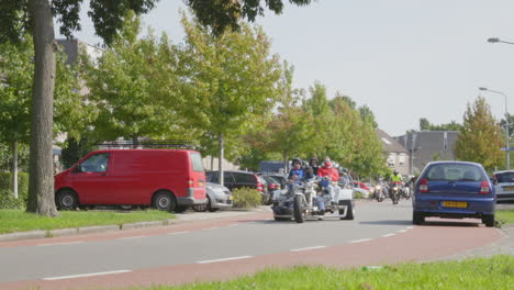 Eine-Parade-Von-Motorradfahrern,-Um-Geld-Für-Den-Kampf-Gegen-Krebs-Bei-Kindern-Zu-Sammeln