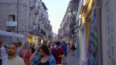 Crowded-city-street-in-Taormina,-Sicily