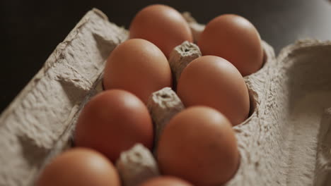 Primer-Plano-De-Huevos-Marrones-En-Una-Caja-De-Cartón