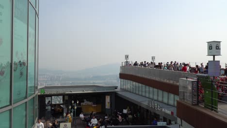 Touristen-Fotografieren-In-Der-Abenddämmerung-Den-Hintergrund-Der-Stadt-Seoul-Vom-Namsan-Berg-Und-Dem-Turmschleusenbereich-Aus