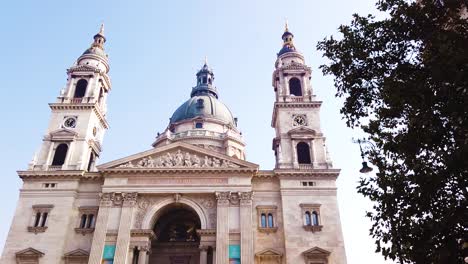 St.-Stephans-Kathedrale-In-Budapest-In-Nahaufnahme,-Kamerabewegung-Von-Rechts-Nach-Links