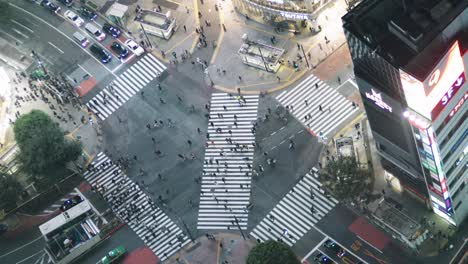 Japanische-Menschen,-Die-Während-Des-Pandemischen-Coronavirus-In-Tokio,-Japan,-Nachts-Ohne-Touristen-Am-Shibuya-Kreuz-Spazieren-Gehen