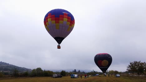 Hot-air-balloon-ascending-in-a-Parade-in-Campu-Cetatii,-Romania