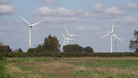 Wind-turbines-producing-environmentally-friendly-energy-in-the-countryside-near-Nottingham,-UK