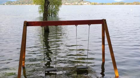 Schaukel-Für-Kinder-Auf-Dem-Spielplatz,-Der-Nach-Langen-Regenfällen-Vom-Hochwasser-Des-Sees-überschwemmt-Wurde