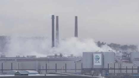 Fábrica-De-Papel-Rodeada-De-Emisiones-De-Smog-En-Un-Día-Frío-Y-Neblinoso---Amplio-Tiro-Estático