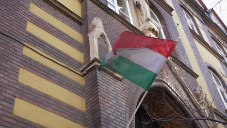 Die-Ungarische-Flagge-Flattert-In-Zeitlupe-Im-Wind