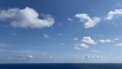 Zeitraffer-Eines-Wunderschönen-Blauen-Himmels-Und-Weißer-Wolken,-Die-In-Der-Sommersaison-über-Das-Meer-Fließen