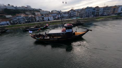 Viejos-Barcos-Tradicionales-Sentarse-En-El-Agua-Fpv-Drone-Puente-Dom-Luis-Porto-Portugal