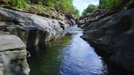 Luftaufnahme-Des-Gualaca-Mini-Canyon-Und-Der-Natürlichen-Pools-Am-East-River,-Panama,-Provinz-Chiriqui