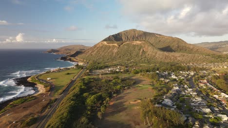 Paso-Elevado-De-Drones-Cerca-De-Ermas-Y-El-Parque-De-La-Playa-De-Arena-En-Honolulu-Hawaii