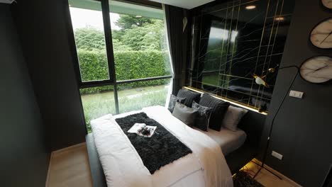 Schwarz-Marmorierte,-Luxuriöse-Und-Entspannende-Schlafzimmerdekorationsidee-Mit-Doppelbett