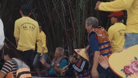 Vietnamesische-Bootsführer-Tanzen,-Um-Mit-Touristen-Das-Eis-Zu-Brechen