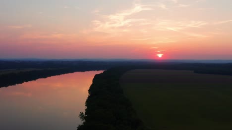 Der-Sonnenuntergang-Färbt-Den-Himmel-Rosa,-Während-Er-über-Dem-Potomac-River-In-Maryland,-USA,-Untergeht