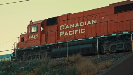Canadian-Pacific-Railway,-Dieselmotor,-Lokomotive,-Güterzug,-Parken-An-Der-Industriestadt-Eisenbahn-Hofbrücke-Mit-Starker-Smog-Luftverschmutzung-Bei-Sonnenuntergang,-Dämmerung,-Filmisches-Toronto,-Ontario,-Prores-4k