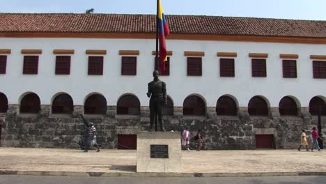Estatua-Del-Almirante-Jose-Padilla-Frente-Al-Edificio-Colonial-Blanco-En-Cartagena,-Colombia