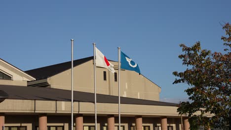 Bandera-De-La-Prefectura-De-Japón-Y-Shiga-Sobrevolando-El-Edificio-En-Cámara-Lenta