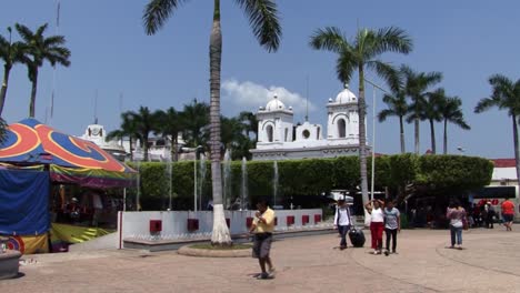 Tapachula,-Straßenszenen-Und-Straßenmarkt,-Große-Kirche-Im-Hintergrund