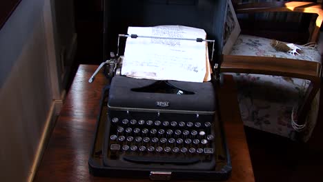 Der-Schreibtisch-Und-Die-Schreibmaschine-Des-Schriftstellers-James-Norman-Hall