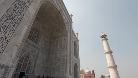 Los-Turistas-Visitan-El-Taj-Mahal-En-India