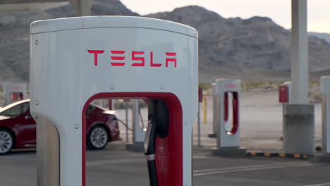 Roter-Tesla-Lädt-Am-Supercharger-Auf