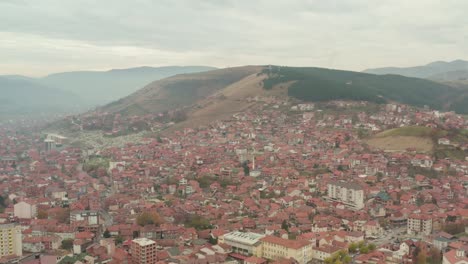 Impresionante-Brumosa-Mañana-De-Otoño-Sobre-El-Novi-Pazar,-Serbia