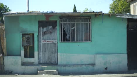 Antigua-Casa-Pobre-En-Tijuana-Mexico,-Estilo-De-Vida-Mexicano-En-Presupuesto-Rural-O-De-Bajo-Rango