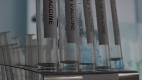 Valneva-Covid-impfstoff-In-Reagenzglasfläschchen-Im-Rack