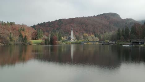 Kirche-Am-Bohinjer-See-In-Der-Herbstsaison-Mit-Erstaunlichen-Farben-Und-Einer-Perfekten-Spiegelung-über-Dem-See