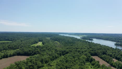 Drone-Reveals-the-Potomac-River-flowing-through-dense-forest-bushland-in-Maryland-USA,-drone-Aerial