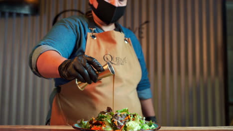 Chef-Dressing-Salat-Mit-Olivenöl-Essig-Topping