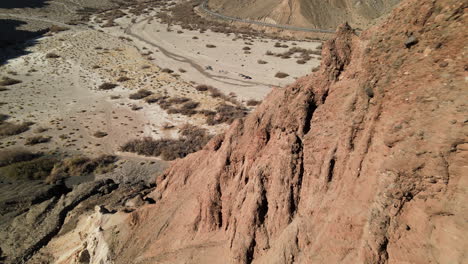 Un-Dron-Vuela-Hacia-Atrás-Sobre-Los-Acantilados-Rocosos-Del-Desierto-Del-Cañón-Afton-En-El-Desierto-De-Mojave-De-California